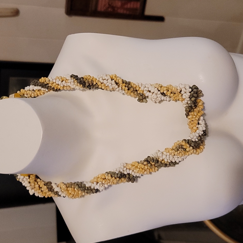 VTG Shell Triple Twisted Necklace & 3 Matching Bracelets Green/Yellow/White